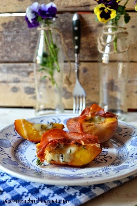 Brzoskwinia zapiekana z serem pleśniowym, tymiankiem i szynką prosciutto
