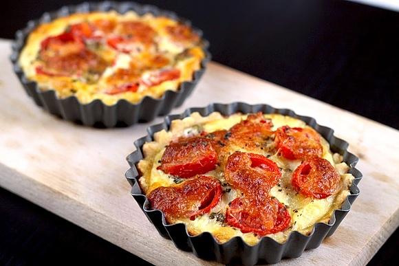 Tartletki z pomidorami i mozzarellą