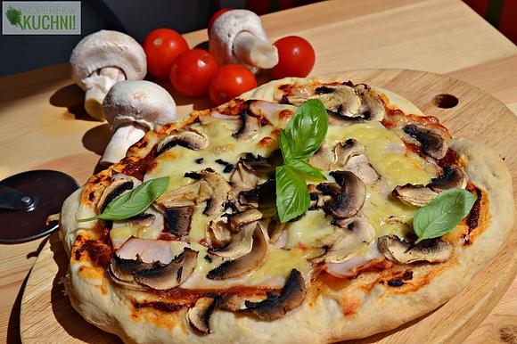 Chrupiąca pizza z pieczarkami i szynką