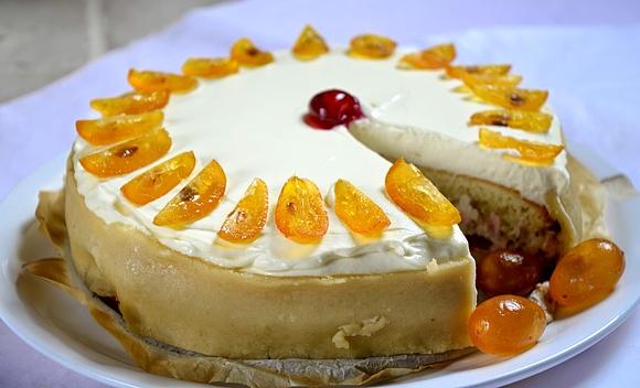 Cassata siciliana lekki tort z ricottą i bakaliami