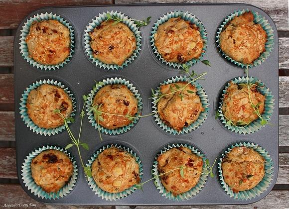 Muffiny z tymiankiem, parmezanem i suszonymi pomidorami