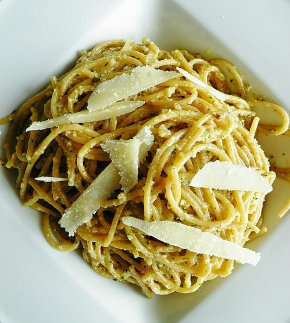 Spaghetti z migdałowo-szałwiowym pesto