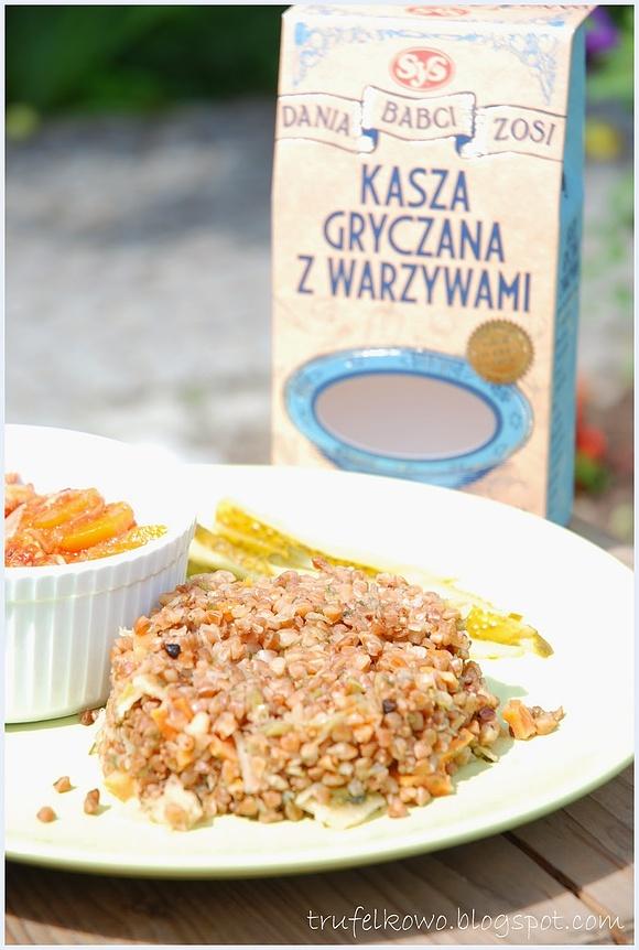 Kasza z warzywami w towarzystwie gulaszu