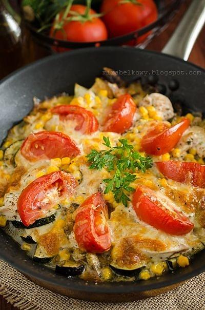 Kurczak zapiekany z warzywami i mozzarellą wędzoną