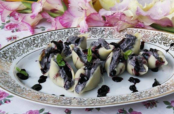 Muszle makaronowe z mascarpone i jagodami