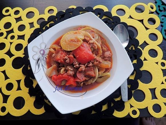 Leczo fit - zdrowa wersja węgierskiego dania