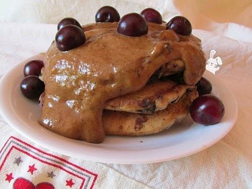 Pancakesy z czekoladą wiśniami i sosem bananowo-słonecznikowym