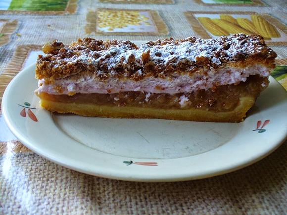 Kruchy jabłecznik z pianką truskawkową