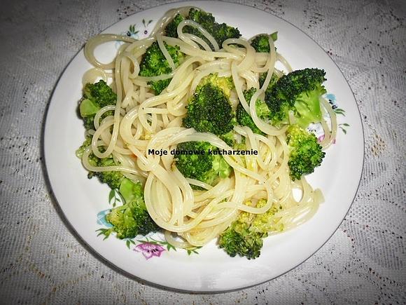 Spaghetti z brokułami czosnkiem i chilli