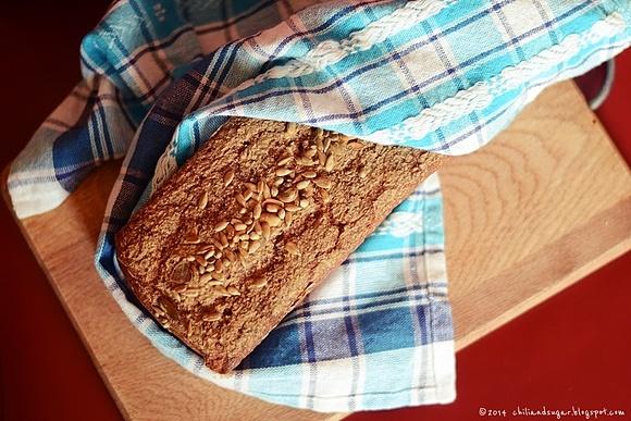 Chleb żytni na zakwasie z ziarnami
