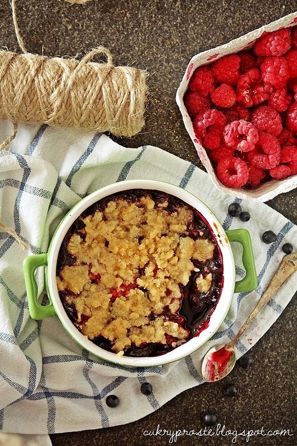 Crumble z malinami i jagodami