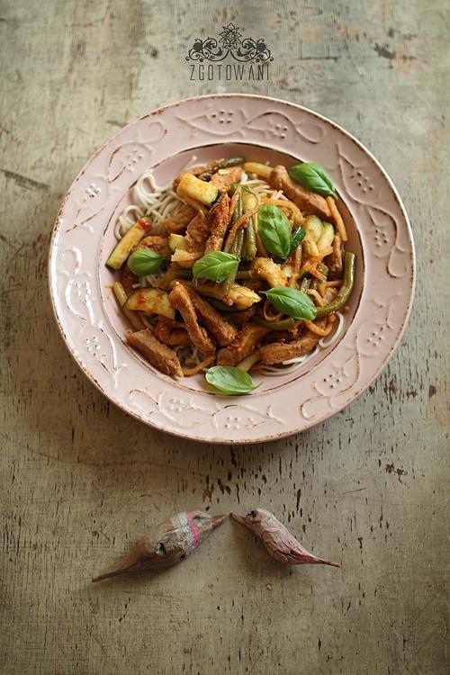 Massaman curry z makaronem chow mein i wieprzowiną
