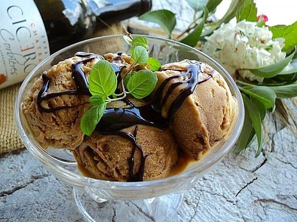 Domowe Lody kawowe z pistacjami i sosem czekoladowym