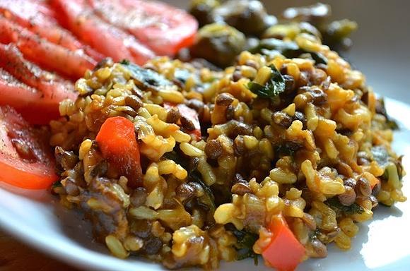 Risotto z brązowego ryżu i czarnej soczewicy