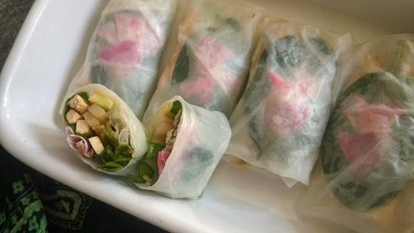 Spring Rolls z marynowaną pietruszką i jadalnymi kwiatami