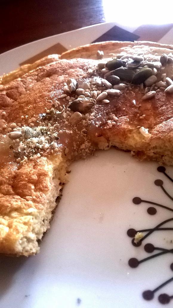 Omlet owsiany z miodem, pestkami dyni i słonecznika