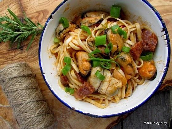 Makaron z małżami i chorizo w nieibskiej wersji