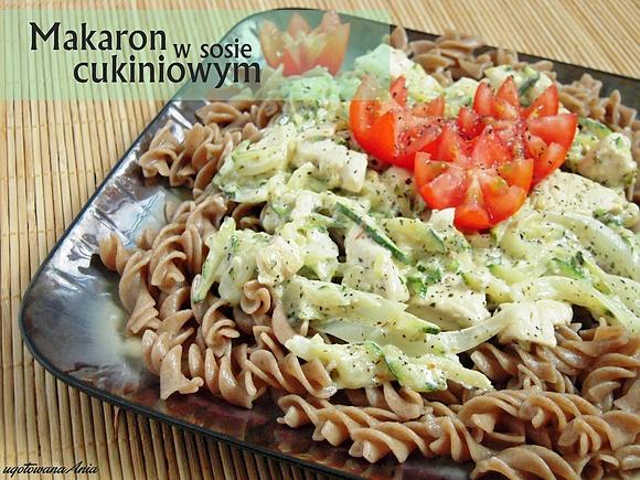 Makaron w sosie cukiniowym z kurczakiem