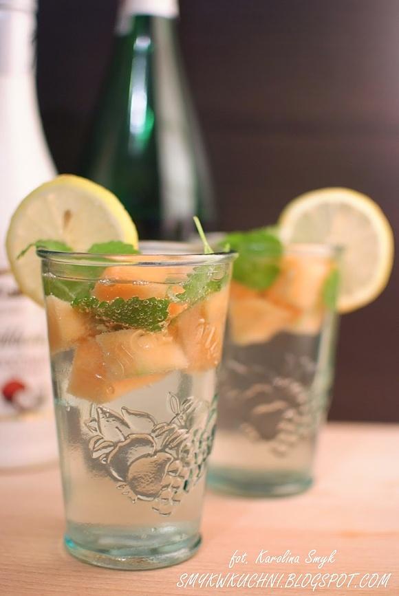 Orzeźwiający drink z rumem kokosowym i cydrem na lato