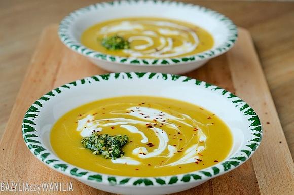 Krem z kalafiora i słodkich ziemniaków z pesto kolendrowym
