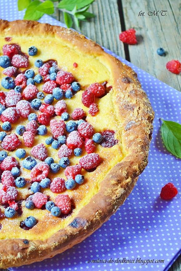 Drożdżowa tarta z serem i owocami