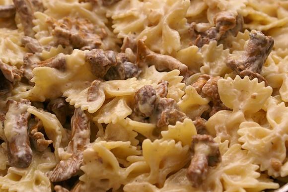 Makaron farfalle z kurkami w sosie z białego wina i kozim serem