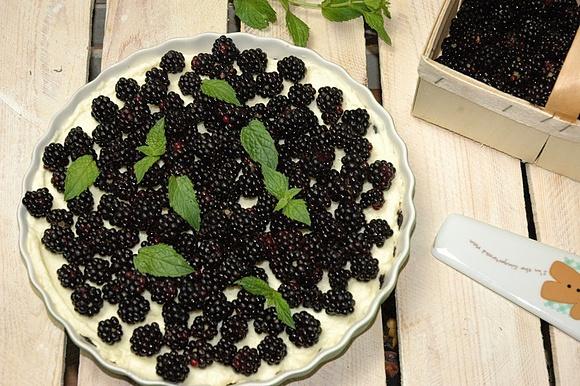 Black and white tarta z jeżynami