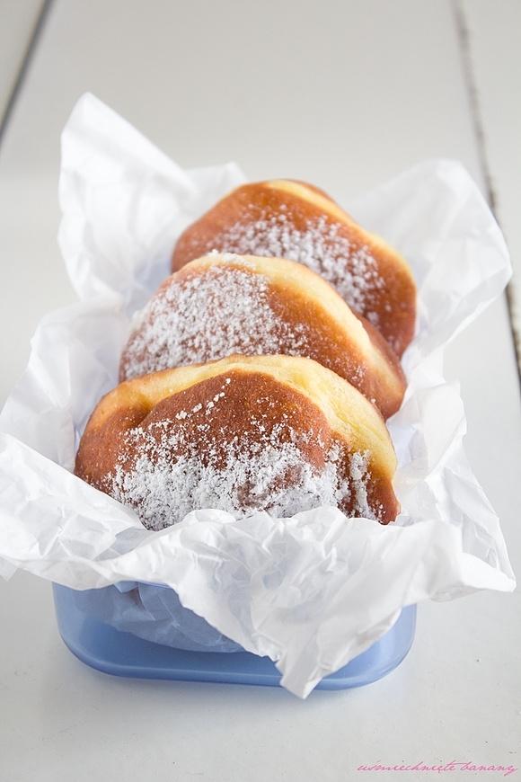 Pączki nadziewane powidłem różanym, miękkie i puszyste