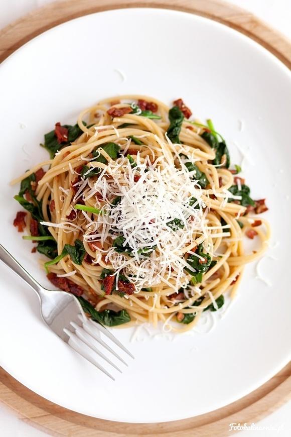 Spaghetti ze szpinakiem, pancettą i pomidorami