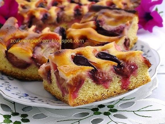Ciasto ze śliwkami i zalewą śmietanową