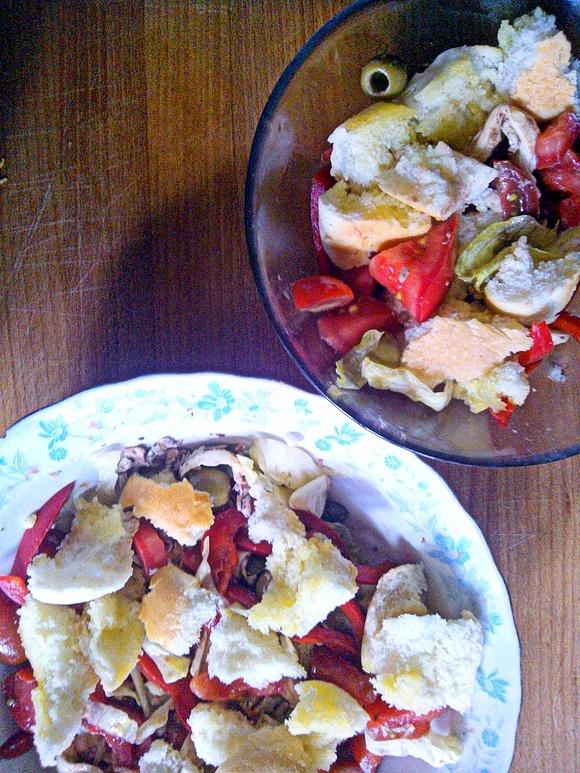 Panzanella - włoska sałatka z pieczywem i pomidorami