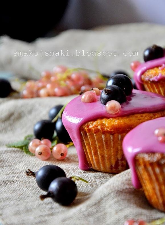 Muffinki z porzeczkoagrestem i lukrem czereśniowym