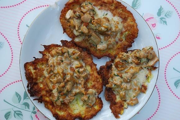 Placuszki z cukinii i kurkami w śmietanowym sosie