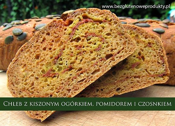 Chlebek zwijany z kiszonym ogórkiem, pomidorem i czosnkiem