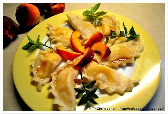 Pierogi z brzoskwinią i syropem klonowym