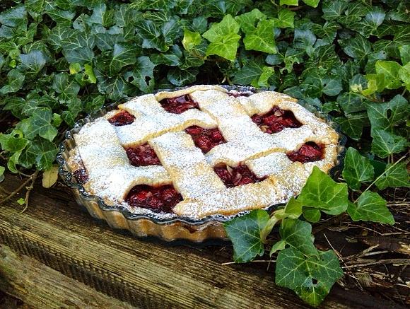 Wiśniowa tarta z krateczką