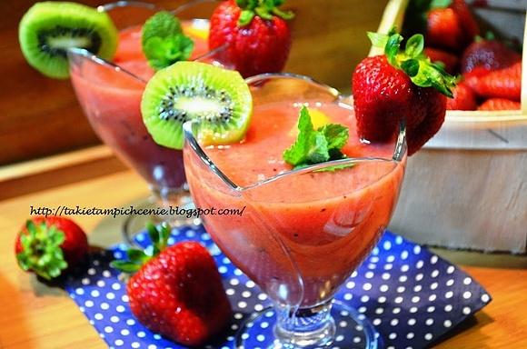 Smoothie gęsty owocowy napój ze truskawek, banana, kiwi i arbuza
