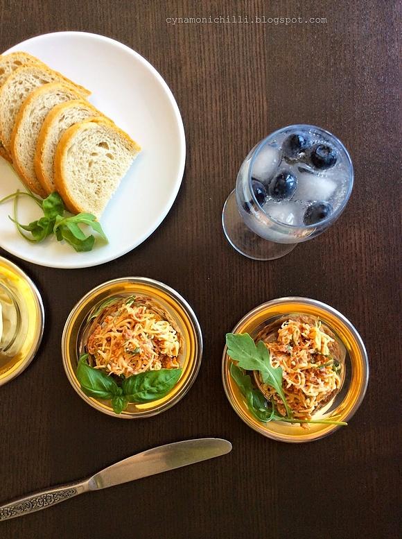 Pasta z suszonych pomidorów i sera żółtego