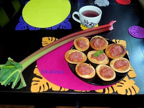 Mini omlety z konfiturą z rabarbaru