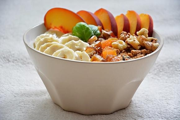 Jogurt naturalny z otrębami, owocami i orzechami
