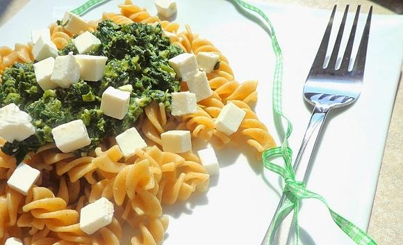 Makaron pełnoziarnisty ze szpinakiem i serem feta