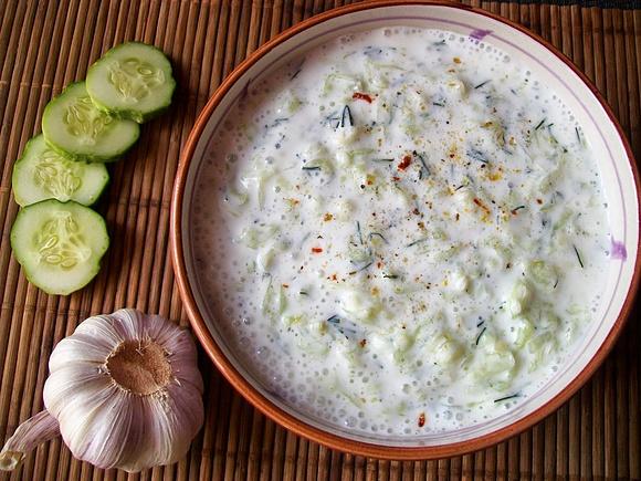 Sos tzatziki z ogórków i jogurtu greckiego