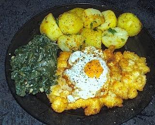 Kotlet z piersi z jajkiem szpinakiem i ziemniakami na obiad