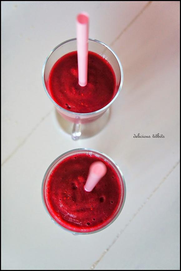Smoothie z ananasów, borówek i malin