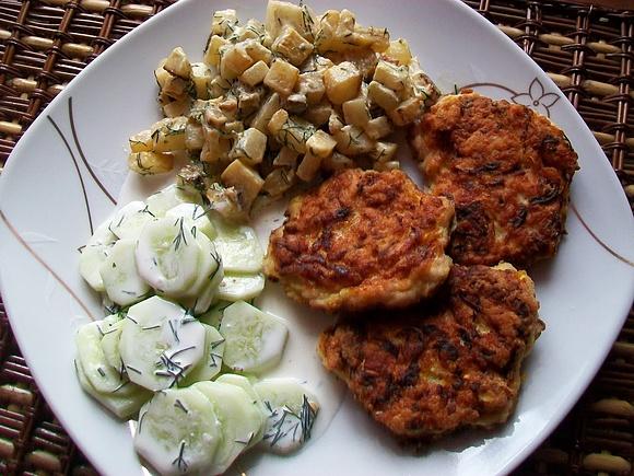 Placuszki drobiowo-cukiniowe z duszoną kalarepką