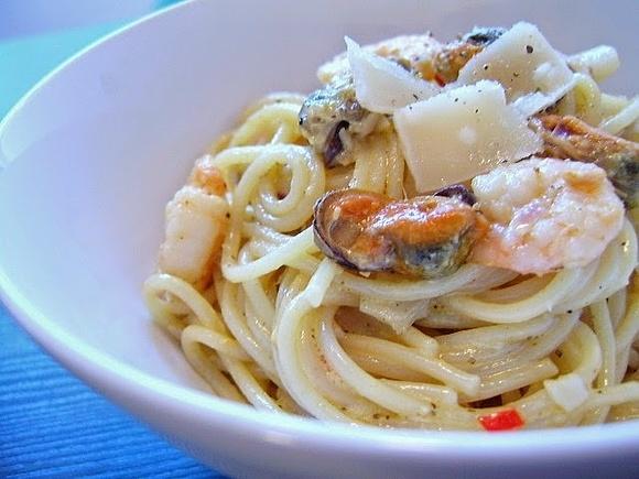 Spaghetti z krewetkami i mulami w białym winie