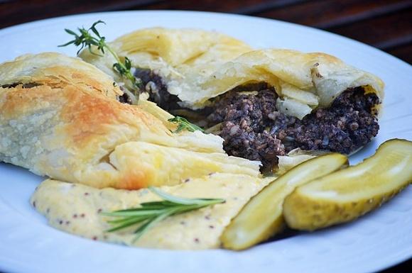 Kaszanka zapiekana z cebulą w cieście francuskim