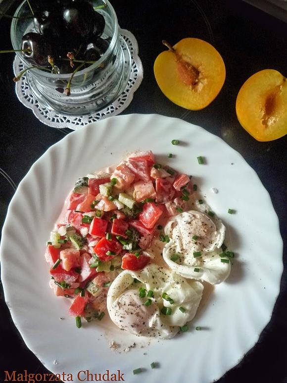 Śniadanie na obiad: sałatka z gotowanymi jajkami i poached eggs