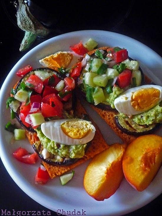 Ciabatta z bakłażanem, guacamole, jajkiem i sałatką warzywną