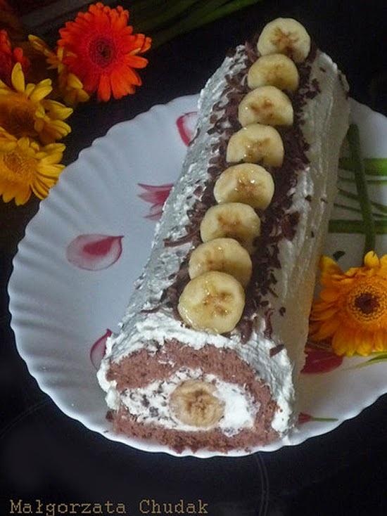Rolada bananowa z kakao i śmietaną